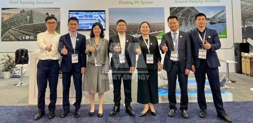 Foto de grupo del equipo Mibet en la Exposición Solar Internacional de EE. UU.