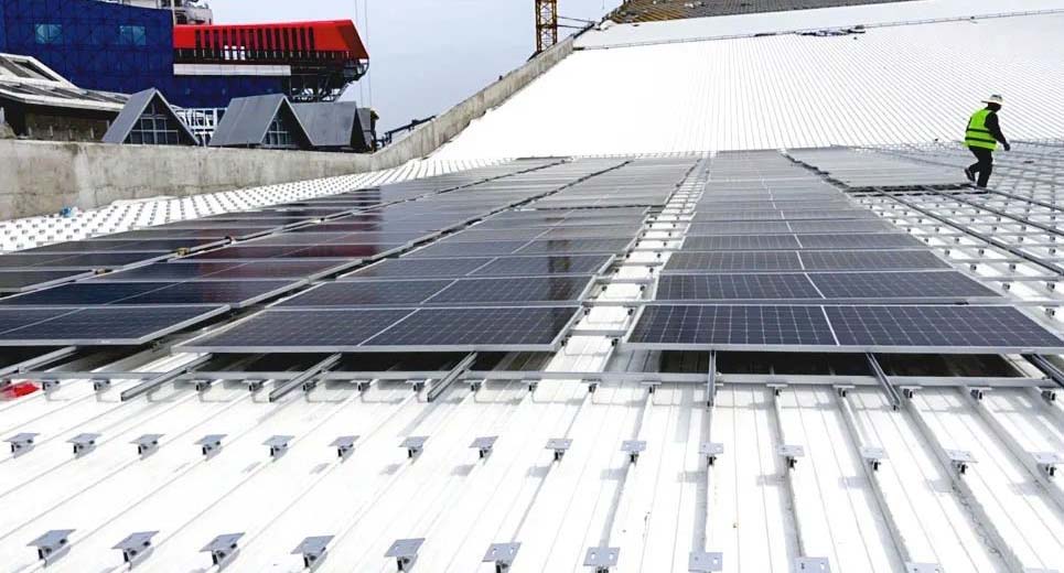 Sitio de construcción: instalación de paneles solares en tejados