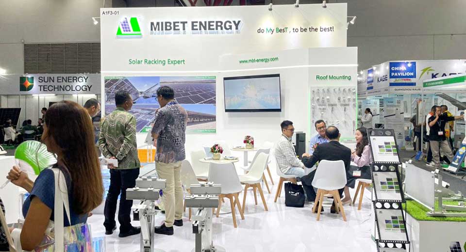 Los visitantes del stand de Mibet conocen los productos