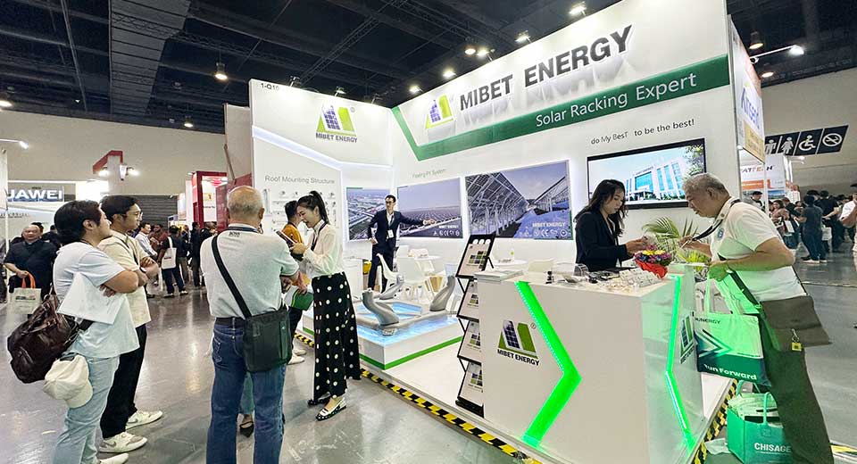 Los visitantes de la exposición conocen nuestros productos fotovoltaicos