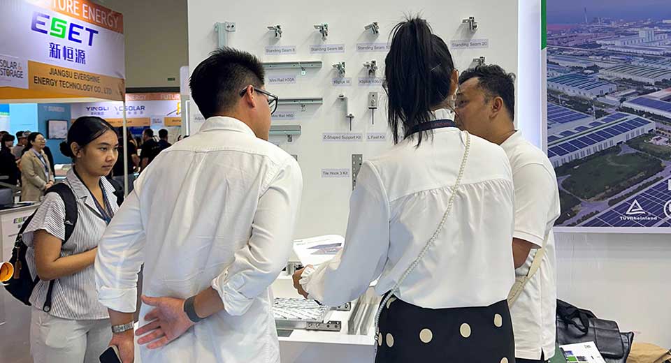 Los visitantes aprenden sobre nuestros productos montados en el techo.