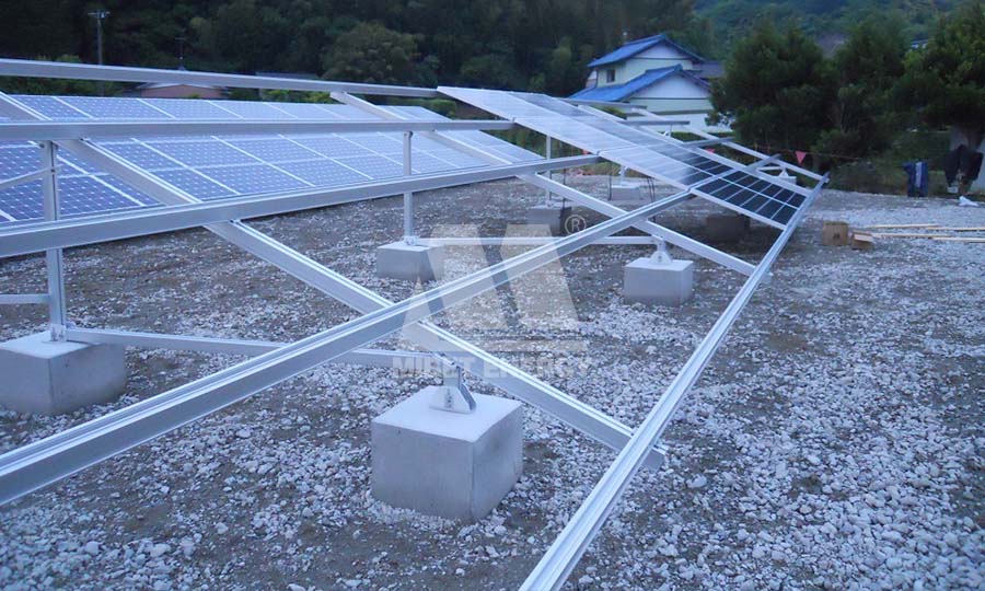 sistema de montaje solar en tierra en japón